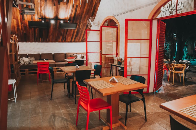 Papa Ginos restaurant dining area — warm and welcoming atmosphere